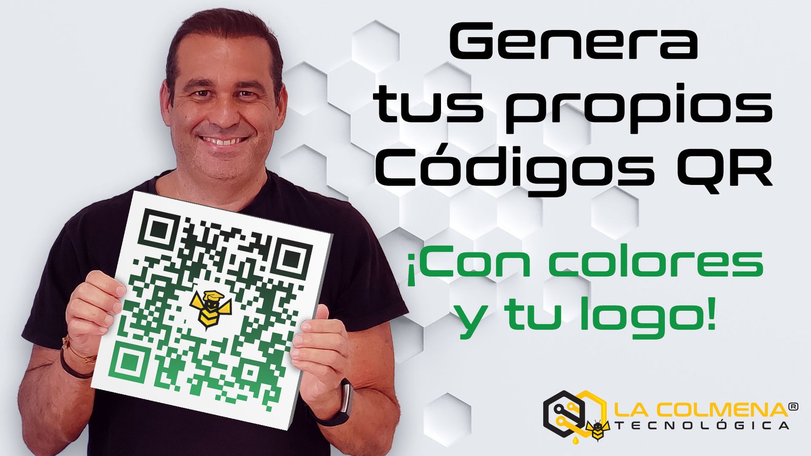 Mann zeigt personalisierten QR-Code mit Logo